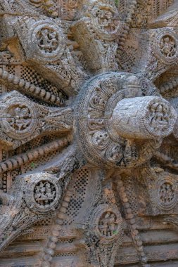 Güneş Tapınağı 'nın ayrıntıları 13. yüzyılda inşa edildi ve Güneş Tanrısı Surya' nın devasa bir arabası olarak Konark, Odisha, Hindistan 'da tasarlandı..