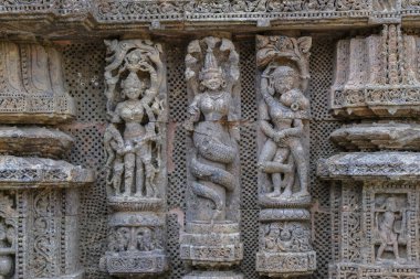 Güneş Tapınağı 'nın ayrıntıları 13. yüzyılda inşa edildi ve Güneş Tanrısı Surya' nın devasa bir arabası olarak Konark, Odisha, Hindistan 'da tasarlandı..