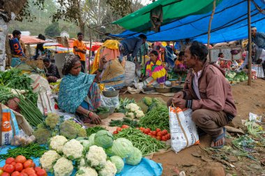 Kunduli, Hindistan - Şubat 2021: Mali kabilesinden Adivasi kadınları 19 Şubat 2021 'de Odisha, Hindistan' da Kunduli pazarında sebze satıyorlar..