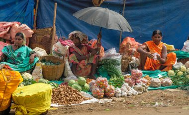 Kunduli, Hindistan - Şubat 2021: Parojas kabilesinden Adivasi kadınları 19 Şubat 2021 'de Odisha, Hindistan' da Kunduli pazarında sebze satıyorlar..