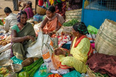 Kunduli, Hindistan - Şubat 2021: Mali kabilesinden Adivasi kadınları 19 Şubat 2021 'de Odisha, Hindistan' da Kunduli pazarında sebze satıyorlar..