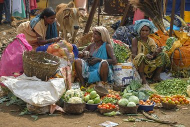Kunduli, Hindistan - Şubat 2021: Mali kabilesinden Adivasi kadınları 19 Şubat 2021 'de Odisha, Hindistan' da Kunduli pazarında sebze satıyorlar..