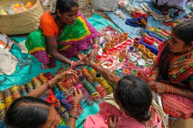 Kunduli, Hindistan - Şubat 2021: Kondh kabilesinden Adivasi kadınları 19 Şubat 2021 'de Odisha, Hindistan' da Kunduli pazarından bilezik satın alıyorlar.