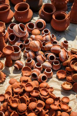 Hindistan, Odisha, Koraput 'taki haftalık pazarda kilden vazolar..