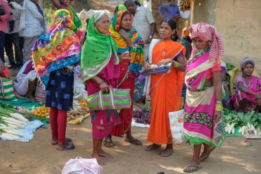 Bastar, Hindistan - Mart 2021: Adivasi kadınları 4 Mart 2021 'de Hindistan' ın Chhattisgarh kentinde haftalık alışveriş yapıyorlar..