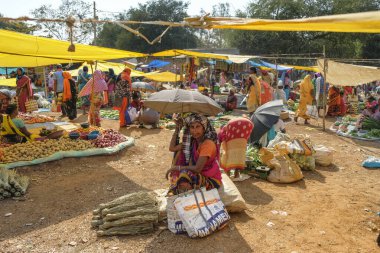 Bastar, Hindistan - Mart 2021: Adivasi kadınları 4 Mart 2021 'de Hindistan' ın Chhattisgarh kentinde Bastar 'daki haftalık pazarda süpürge satıyorlar..