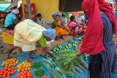 Bastar, Hindistan - Mart 2021: Adivasi kadınları 4 Mart 2021 'de Hindistan' ın Chhattisgarh kentinde Bastar 'daki haftalık pazarda sebze satıyorlar..