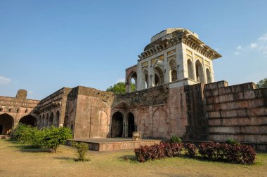 Mandu 'da Ashrafi Mahal, Madhya Pradesh, Hindistan. Muhammed Şah tarafından İslami çalışmalar için medrese olarak kullanılmak üzere inşa edildi..