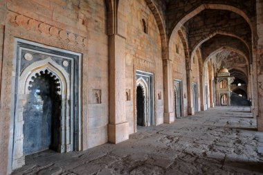 Jama Mescidi, Hindistan 'ın Madhya Pradesh kentinde bulunan tarihi bir camidir. Mimarinin Moghul tarzında inşa edilmiş..