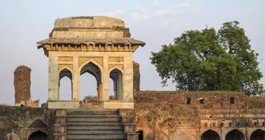 Mandu 'da Ashrafi Mahal, Madhya Pradesh, Hindistan. Muhammed Şah tarafından İslami çalışmalar için medrese olarak kullanılmak üzere inşa edildi..