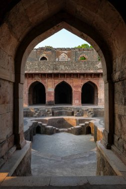 Jahaz Mahal, Mandu 'daki en ünlü binadır. İki su birikintisi arasında inşa edilmiştir. Mandu, Madhya Pradesh, Hindistan.