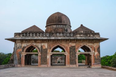 Jahaz Mahal, Mandu 'daki en ünlü binadır. İki su birikintisi arasında inşa edilmiştir. Mandu, Madhya Pradesh, Hindistan.