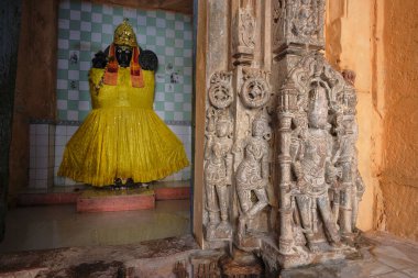 Shri Omkar Mandhata 'nın ayrıntıları Mandhata adasında Omkareshwar, Madhya Pradesh, Hindistan' da Narmada Nehri 'nde yer almaktadır..