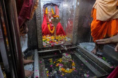 Shri Omkar Mandhata 'nın ayrıntıları Mandhata adasında Omkareshwar, Madhya Pradesh, Hindistan' da Narmada Nehri 'nde yer almaktadır..