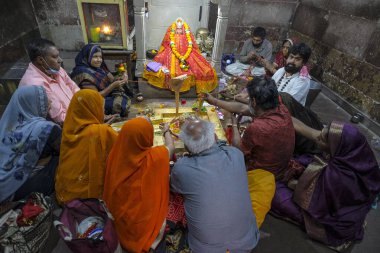 Omkareshwar, Hindistan - Mart 2021: Shri Omkar Mandhata Tapınağı 'nda 20 Mart 2021 tarihinde Omkareshwar, Madhya Pradesh, Hindistan.