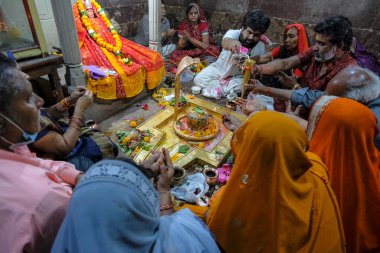 Omkareshwar, Hindistan - Mart 2021: Shri Omkar Mandhata Tapınağı 'nda 20 Mart 2021 tarihinde Omkareshwar, Madhya Pradesh, Hindistan.