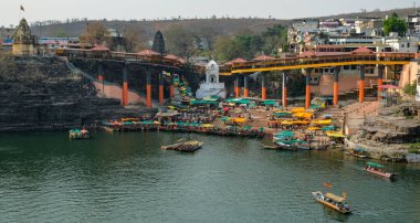 Omkareshwar, Hindistan - Mart 2021: Mandhata Adası 'ndaki Omkareshwar manzarası 20 Mart 2021' de Hindistan 'ın Madhya Pradesh kentinde yer aldı..