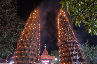 Ujjain, Hindistan - Mart 2021: Ujjain 'deki Harsiddhi Tapınağı' nda gaz lambalı taş kuleler 23 Mart 2021 'de Madhya Pradesh, Hindistan.