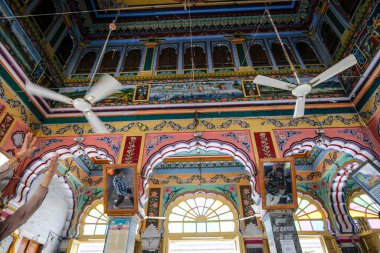 Ujjain, Hindistan - Mart 2021: Ujjjain 'deki Gopal Tapınağı' nın iç kısımları 24 Mart 2021 'de Hindistan' ın Madhya Pradesh kentinde.