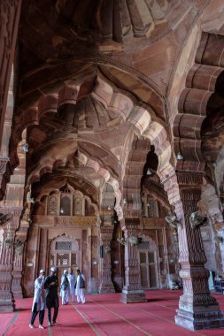 Bhopal, Hindistan - Mart 2021: Erkekler, 26 Mart 2021 'de Hindistan' ın Madhya Pradesh kentinde, Bhopal 'deki Taj ul Mescidi camii içinde konuşuyorlar..