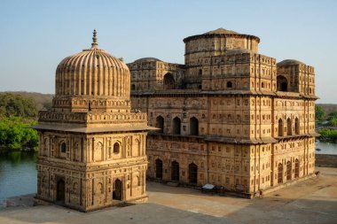 Chhatris, Hindistan 'ın Madhya Pradesh şehrinde 16. ve 17. yüzyıllardan kraliyet ailesine adanmış cenaze anıtları..