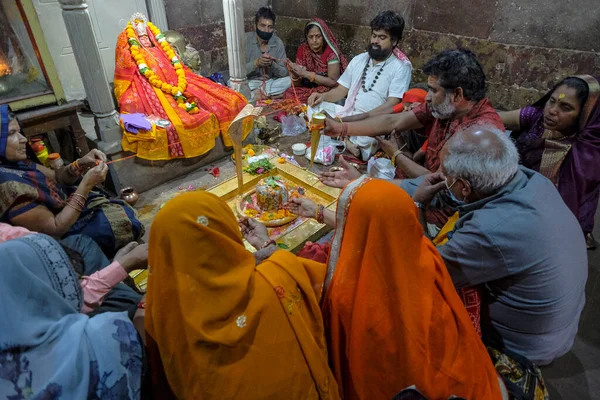 Omkareshwar Índia Março 2021 Uma Família Fazendo Uma Oferenda Templo — Fotografia de Stock