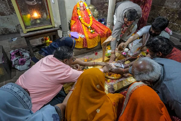Omkareshwar Índia Março 2021 Uma Família Fazendo Uma Oferenda Templo — Fotografia de Stock