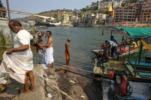 Omkareshwar Índia Março 2021 Pessoas Tomando Banho Rio Narmada Omkareshwar — Fotografia de Stock