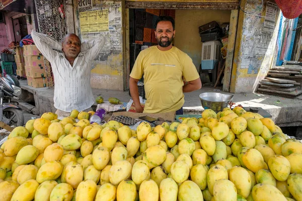 2021年3月 印度Ujjain 2021年3月24日 一名男子在印度中央邦的Ujjain大街上卖芒果 — 图库照片