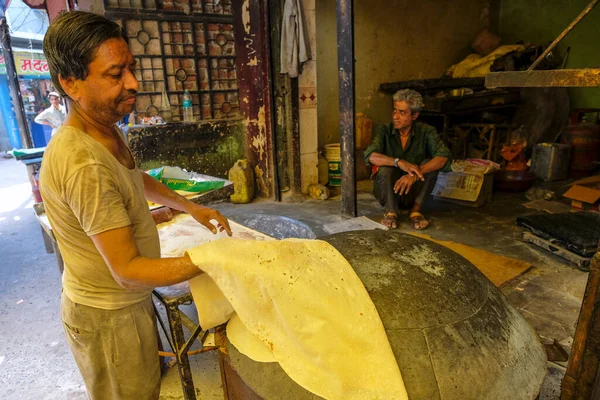 Ujjain India March 2021 Man Making Chapatis Street Ujjain March — Stock Photo, Image