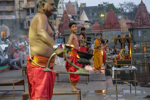 Ujjain Índia Março 2021 Sacerdotes Realizando Evening Aarti Nos Ghats — Fotografia de Stock