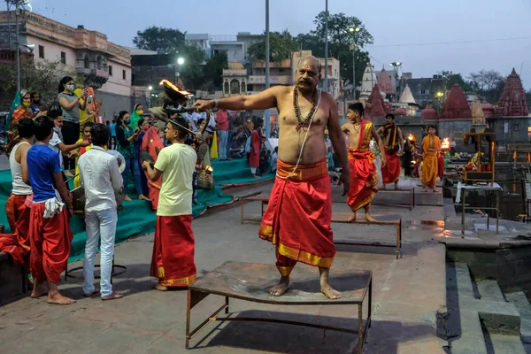 Ujjain Índia Março 2021 Sacerdotes Realizando Evening Aarti Nos Ghats — Fotografia de Stock