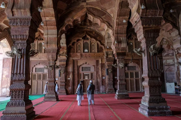 Bhopal Índia Março 2021 Homens Falando Dentro Mesquita Taj Masjid — Fotografia de Stock