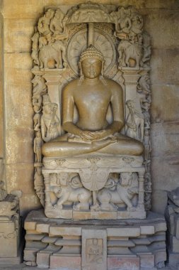 Hindistan, Madhya Pradesh, Khajuraho 'daki Parsvanath Tapınağı' nın detayları. UNESCO 'nun Dünya Mirası Alanı Khajuraho Anıtlar Grubu' nun bir parçası oldu.