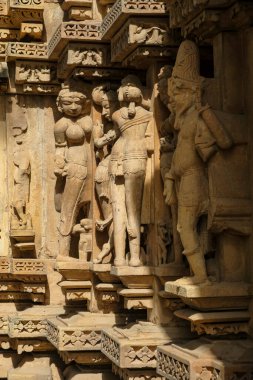 Hindistan, Madhya Pradesh, Khajuraho 'daki Adinath Tapınağı' nın detayları. UNESCO 'nun Dünya Mirası Alanı Khajuraho Anıtlar Grubu' nun bir parçası oldu.