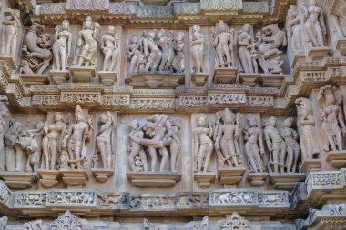 Hindistan, Madhya Pradesh, Khajuraho 'daki Lakshmana Tapınağı' nın detayları. UNESCO 'nun Dünya Mirası Alanı Khajuraho Anıtlar Grubu' nun bir parçası oldu.