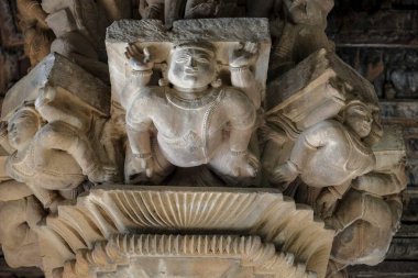 Hindistan, Madhya Pradesh, Khajuraho 'daki Lakshmana Tapınağı' nın detayları. UNESCO 'nun Dünya Mirası Alanı Khajuraho Anıtlar Grubu' nun bir parçası oldu.