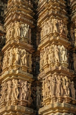 Hindistan, Madhya Pradesh, Khajuraho 'daki Devi Jagadamba Tapınağı' nın detayları. UNESCO 'nun Dünya Mirası Alanı Khajuraho Anıtlar Grubu' nun bir parçası oldu.