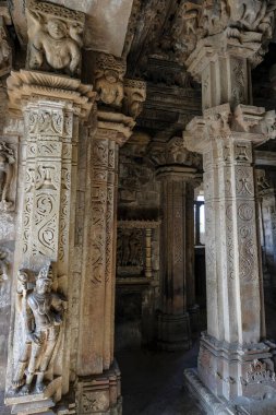 Hindistan, Madhya Pradesh, Khajuraho 'daki Devi Jagadamba Tapınağı' nın detayları. UNESCO 'nun Dünya Mirası Alanı Khajuraho Anıtlar Grubu' nun bir parçası oldu.