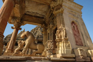 Hindistan, Madhya Pradesh, Khajuraho 'daki Mahadeva Tapınağı' nın detayları. UNESCO 'nun Dünya Mirası Alanı Khajuraho Anıtlar Grubu' nun bir parçası oldu.