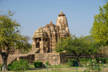 Khajuraho 'daki Devi Jagadamba Tapınağı, Madhya Pradesh, Hindistan. UNESCO 'nun Dünya Mirası Alanı Khajuraho Anıtlar Grubu' nun bir parçası oldu.