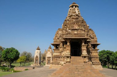 Hindistan, Madhya Pradesh, Khajuraho 'daki Vishvanath Tapınağı. UNESCO 'nun Dünya Mirası Alanı Khajuraho Anıtlar Grubu' nun bir parçası oldu.