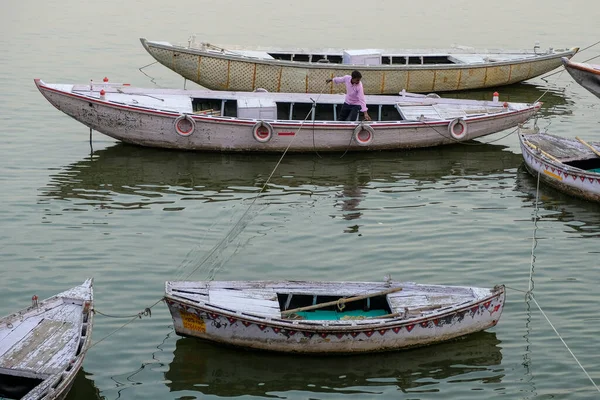 Varanasi India Abril 2021 Hombre Preparando Barco Ghat Río Ganga — Foto de Stock