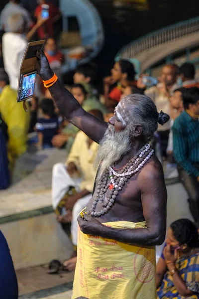 Varanasi Inde Avril 2021 Pèlerin Enregistrant Rituel Religieux Ganga Aarti — Photo