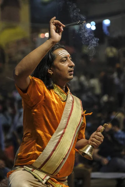 Varanasi Índia Abril 2021 Sacerdote Hindu Realizando Ritual Religioso Ganga — Fotografia de Stock