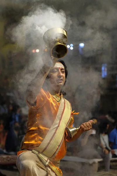 Varanasi Índia Abril 2021 Sacerdote Hindu Realizando Ritual Religioso Ganga — Fotografia de Stock