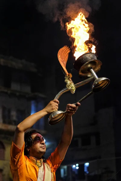 Varanasi Índia Abril 2021 Sacerdote Hindu Realizando Ritual Religioso Ganga — Fotografia de Stock