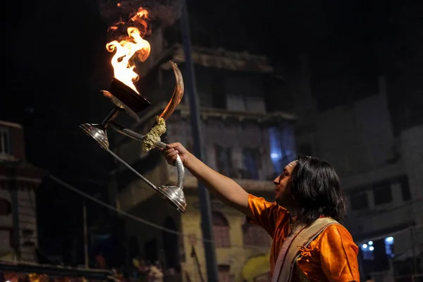 Varanasi Índia Abril 2021 Sacerdote Hindu Realizando Ritual Religioso Ganga — Fotografia de Stock