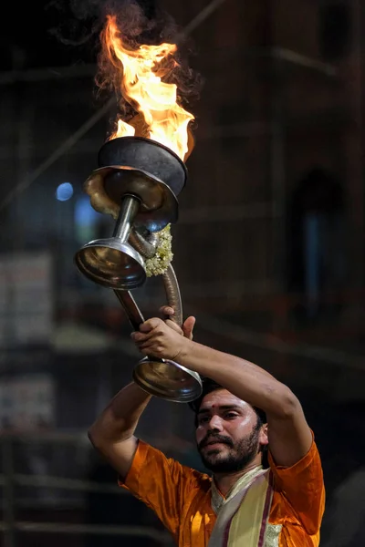 Varanasi Índia Abril 2021 Sacerdote Hindu Realizando Ritual Religioso Ganga — Fotografia de Stock