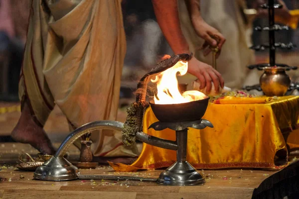 インド ウッタル プラデシュ州バラナシのダシャシュワメッド ガットでのガンガ アーティ宗教儀式 — ストック写真